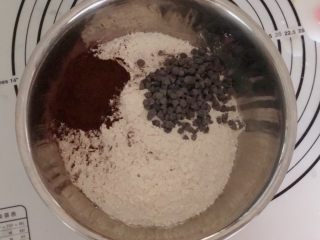 3、米歇尔可可面包,面粉里加入可可粉和巧克力豆。