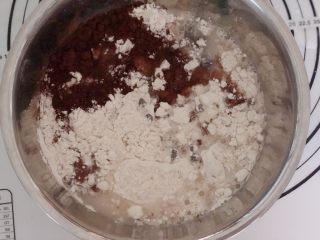 4、米歇尔可可面包,把刚才融化好的酵母液倒入面粉盆中。