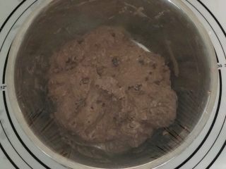 6、米歇尔可可面包,拌好的面团非常湿润,盖好保鲜膜,室温发酵40分钟。