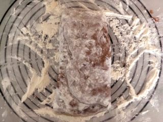 9、米歇尔可可面包,面团左右两端像内折叠。