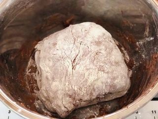 11、米歇尔可可面包,收口向下放入盆中,盖上保鲜膜,继续室温发酵40分钟。