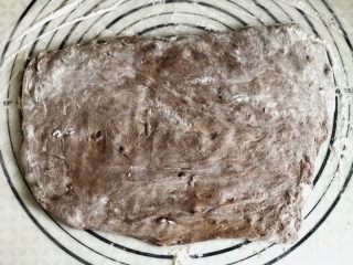 12、米歇尔可可面包,发酵好后,再次移到垫子上,整形成长方形面片,厚度约2cm。