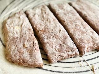 13、米歇尔可可面包,用刮板把面片分成4份。