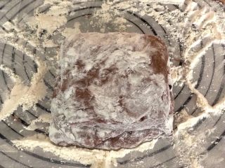 10、米歇尔可可面包,再从上到下折叠。