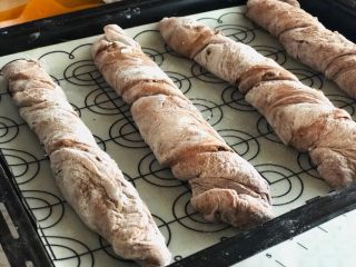 14、米歇尔可可面包,扭转一下,放入烤盘。