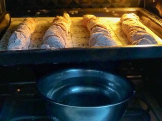 15、米歇尔可可面包,烤箱内放一碗热水,让面包坯在这种温暖、湿润、密闭的环境下进行最后一次发酵, 时间为40分钟。