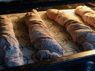 16、米歇尔可可面包,烤箱预热200度,烘烤25分钟。刚出炉的面包,外表酥脆,里面特别柔软,浓郁的巧克力和可可味道,超级好吃。凉了以后口感又变得有韧性、很有嚼劲。