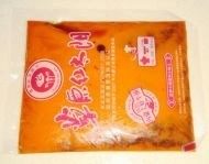 1、家庭自制麻辣烫,取一包麻辣烫底料。用厨房剪将底料剪开