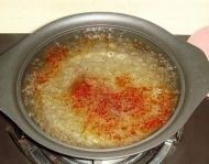 2、家庭自制麻辣烫,烧开水 将麻辣烫的底料包倒入水中，用筷子将料包调匀