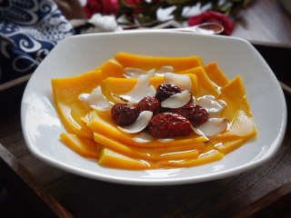 13、红枣百合蒸南瓜,浇在蒸好的南瓜上，趁热吃香甜的红枣百合蒸南瓜吧。