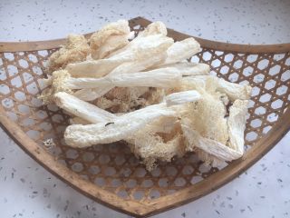 2、补气养阴 润肺止咳 竹荪鸡汤,竹荪50g