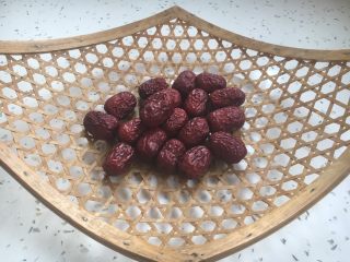 4、补气养阴 润肺止咳 竹荪鸡汤,大枣清洗一下。