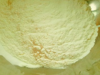 1、红糖馒头,面粉和酵母混合均匀