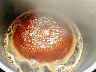 4、红糖馒头,大火烧开将红糖融化