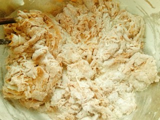 5、红糖馒头,红糖水放至温热后倒入面中搅拌成絮状