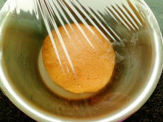 7、红糖馒头,盖保鲜膜温暖处发至两倍大