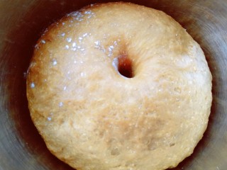 8、红糖馒头,发好的面团手指蘸干粉中间戳个洞不回弹就是发好了