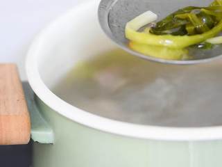 6、鸭糊涂,捞出葱，生姜。