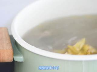 7、鸭糊涂,放入莲子 百合继续小火炖。炖至鸭肉8成熟。