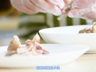 9、鸭糊涂,去骨，把鸭肉撕成小块。