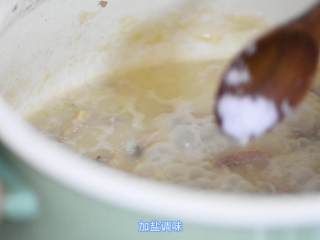 10、鸭糊涂,小火炖30分钟，加盐调味。