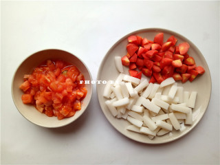 2、番茄年糕汤,胡萝卜去皮，切滚刀状；年糕切条状；番茄用开水烫1分钟，去皮，切丁；