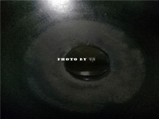 3、番茄年糕汤,炒锅烧热，倒入适量植物油；