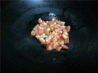 4、番茄年糕汤,放入胡萝卜翻炒；