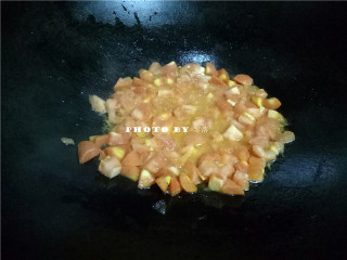 5、番茄年糕汤,再放入番茄翻炒；