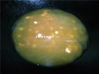 6、番茄年糕汤,番茄出汁后，倒入适量清水烧开；