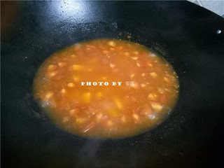 7、番茄年糕汤,放入年糕，煮至八分熟；