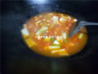 8、番茄年糕汤,放入青菜茎，煮熟；