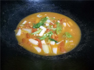 11、番茄年糕汤,调入适量盐，搅拌均匀后，盛出；