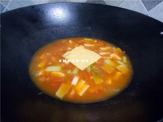 9、番茄年糕汤,放入芝士片，煮软；