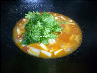 10、番茄年糕汤,放入青菜叶，关火；