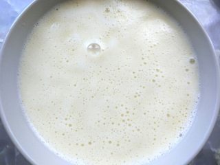 1、奶酪流心豆浆可乐饼,适量黄豆洗净，放入豆浆机中，加适量水后启动“甜豆浆”程序，完成后将豆浆倒出备用