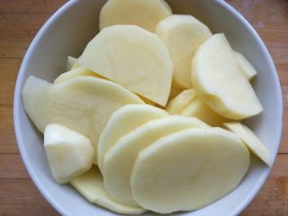 2、奶酪流心豆浆可乐饼,打豆浆的同时，将土豆洗净去皮，切厚片