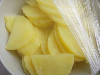 3、奶酪流心豆浆可乐饼,盖保鲜膜，入微波炉高火5分钟左右