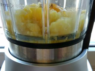 4、奶酪流心豆浆可乐饼,取出土豆泥倒入破壁机（或搅拌机），加少许豆浆、鸡蛋、肉馅，选择搅拌程序，1分钟左右