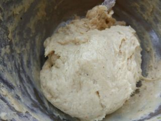 5、奶酪流心豆浆可乐饼,倒出，加适量面粉、盐、黑胡椒粉和植物油，拌匀