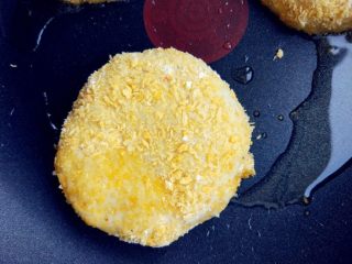 7、奶酪流心豆浆可乐饼,热锅热油，小火，将可乐饼放入小火煎。也可以用油炸