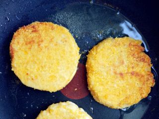 8、奶酪流心豆浆可乐饼,翻面，煎至两面金黄，稍有焦痕即可