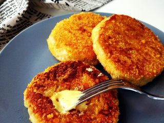 9、奶酪流心豆浆可乐饼,趁热吃，融化的奶酪是流动的。如果用马苏里拉奶酪，会有拉丝效果。我用的是从超市买的早餐片状奶酪。