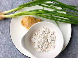 2、南煎肝,生姜10g，葱10g，红薯淀粉30g