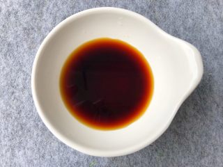 3、南煎肝,取一小碗，加入生抽20g，料酒5g，白糖8g，搅拌均匀，调成酱汁