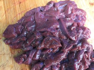 4、南煎肝,把猪肝切薄片