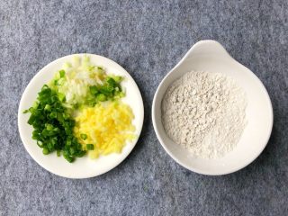 6、南煎肝,姜葱洗净切末，把颗粒状的红薯淀粉弄碎些