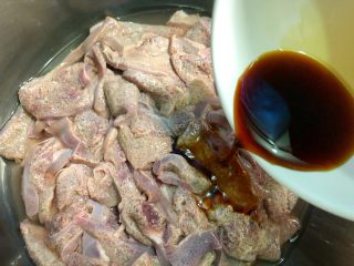7、南煎肝,浸泡好的猪肝洗净沥干水，放入10g生抽