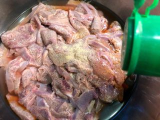 9、南煎肝,放入1g白胡椒粉，搅拌均匀