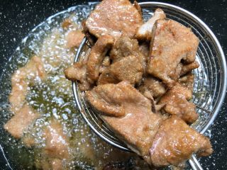 13、南煎肝,把猪肝捞起来控油